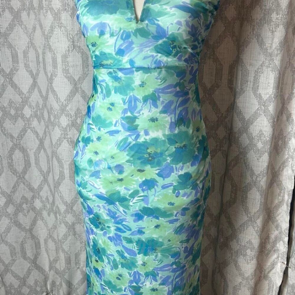 B.Right Dress